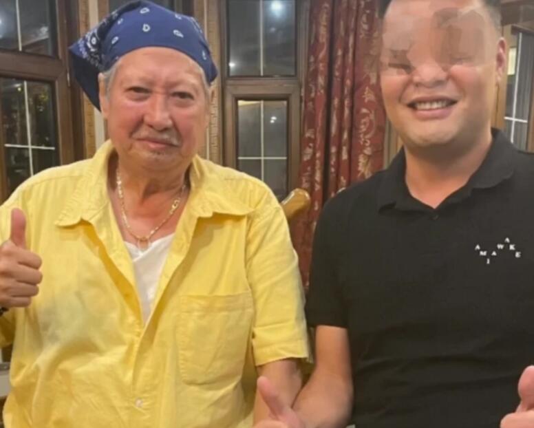 69岁洪金宝身材暴瘦，坐轮椅买菜带保镖，头发花白显沧桑