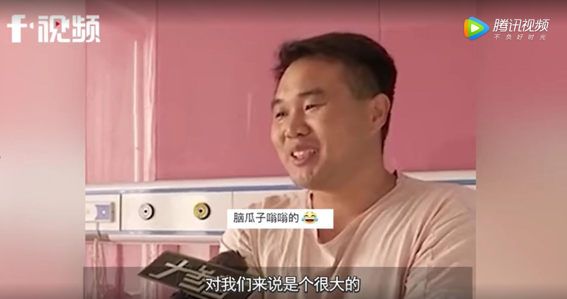 生了两个女儿,第三胎来了四个儿子,爸爸接受采访时笑着笑着就哭了