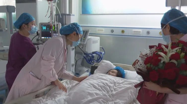生了两个女儿,第三胎来了四个儿子,爸爸接受采访时笑着笑着就哭了