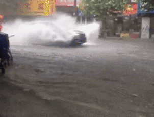雨天開車濺人一身水，違法