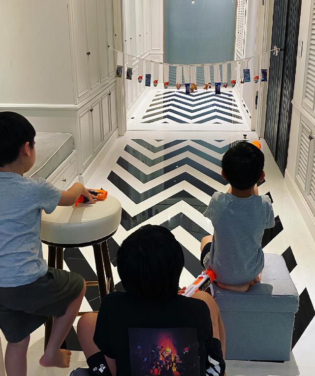 46岁林志颖晒孩子居家玩耍照，双胞胎儿子白净可爱，豪宅意外曝光