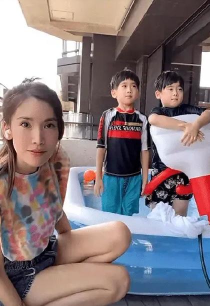 46岁林志颖晒孩子居家玩耍照，双胞胎儿子白净可爱，豪宅意外曝光