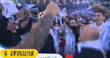 GIF-捧杯时刻！梅西捧起冠军奖杯