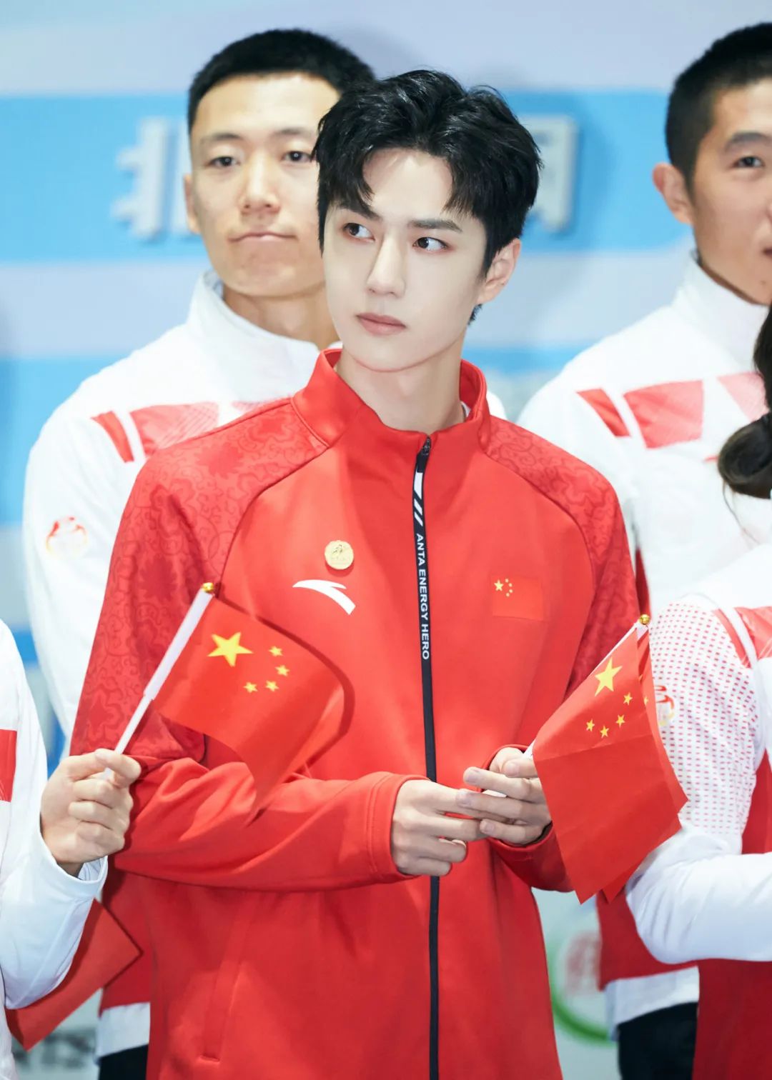 而值得一提的是官宣海报中,王一博穿的就是北京冬奥会特许国旗款,这次