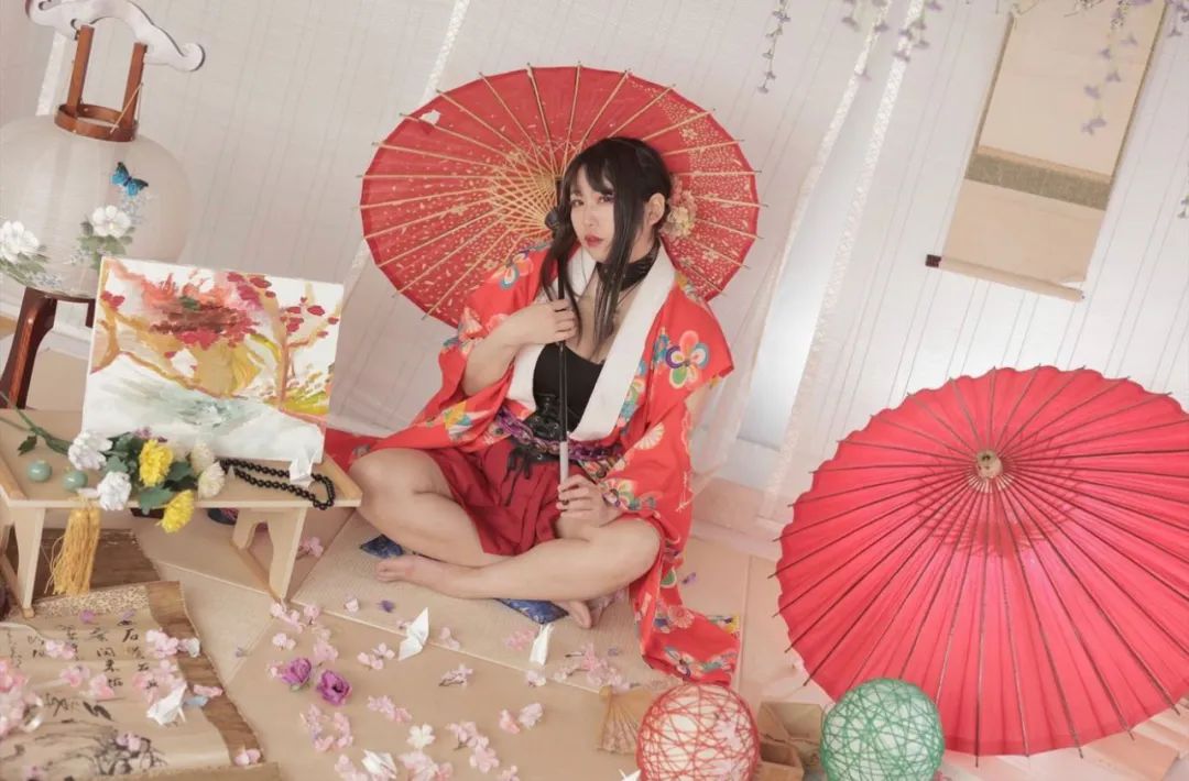 日本美女用F杯歐派作畫，一幅賣50萬？買畫還附贈穿過的泳衣…