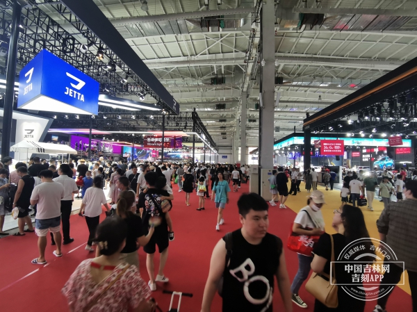 头伏中的汽博会:场馆人头攒动“BBA”销量火爆