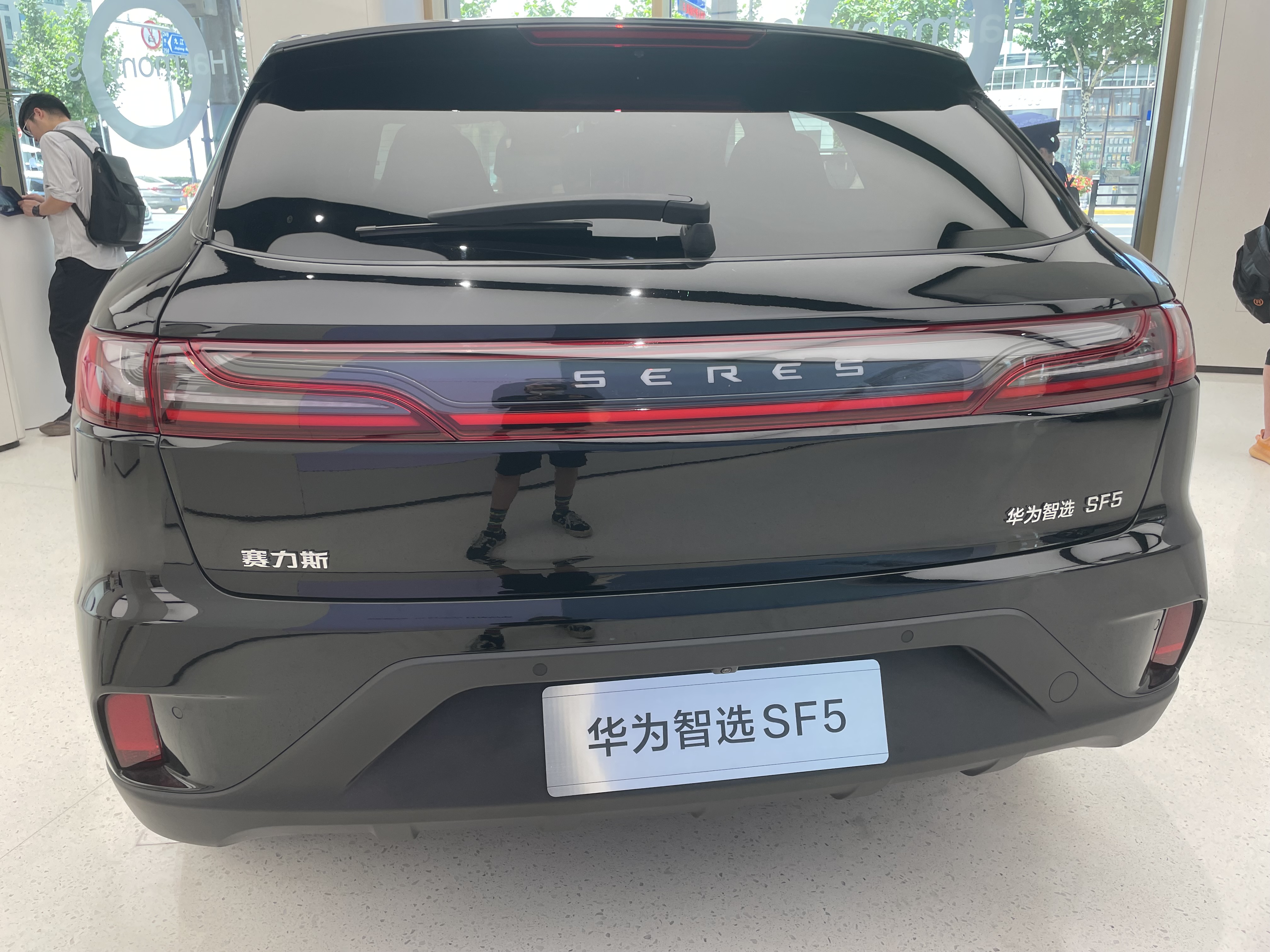 当赛力斯SF5走进华为旗舰店，大多数人第一个问题是“华为造的”？