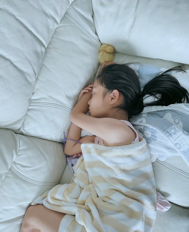 李小璐晒甜馨近照，8岁甜馨升级当鸭妈妈，侧颜似贾乃亮翻版