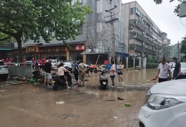 郑州暴雨亲历者自述不眠之夜：被困楼内断水断粮