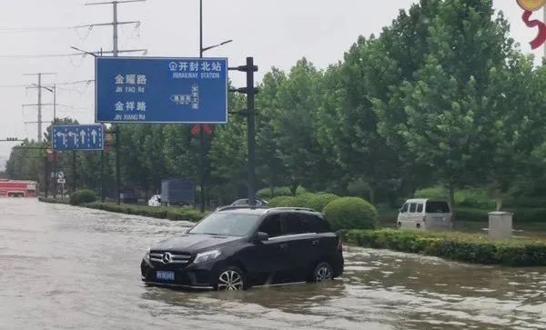 郑州暴雨亲历者自述不眠之夜：被困楼内断水断粮