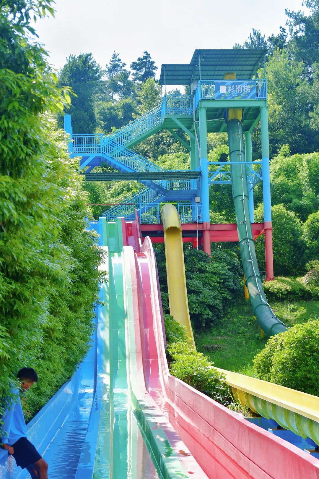 枫叶谷水上乐园——是贵阳市的水上欢乐园之一,这是一个集住宿,水上