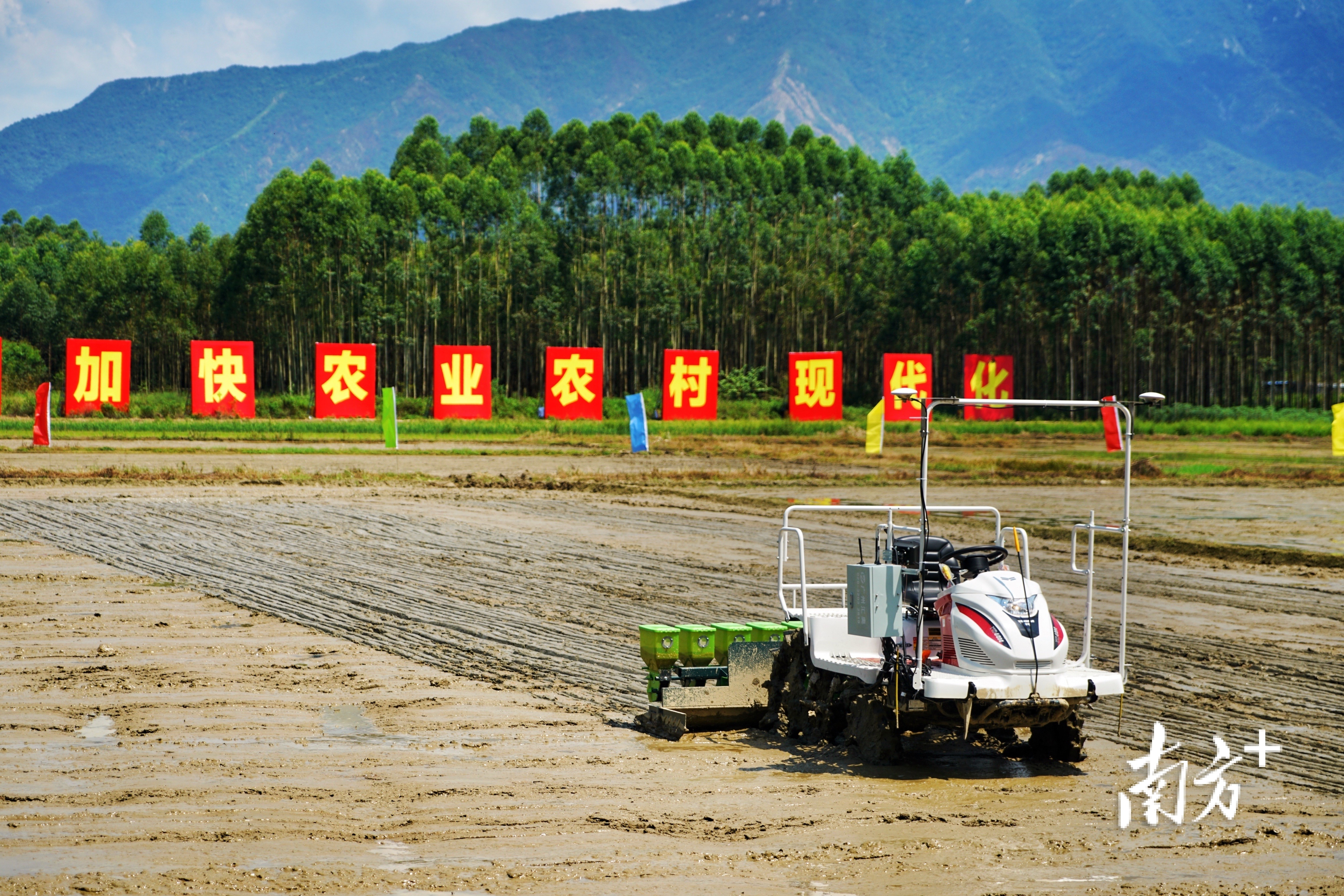 廣東第二個(gè)！清遠(yuǎn)無人農(nóng)場首次播種，全自動完成，還會轉(zhuǎn)彎避障