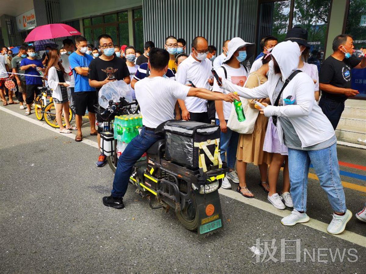 关联5省8市已感染近百人，南京疫情何以至此？