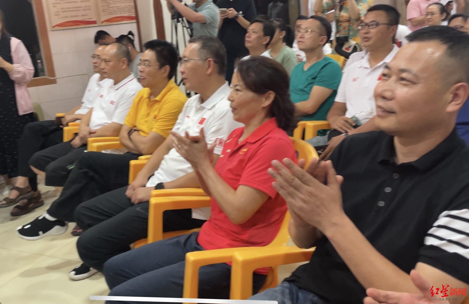 “邹敬园加油！”父老乡亲全程助威，宜宾健儿首登奥运领奖台