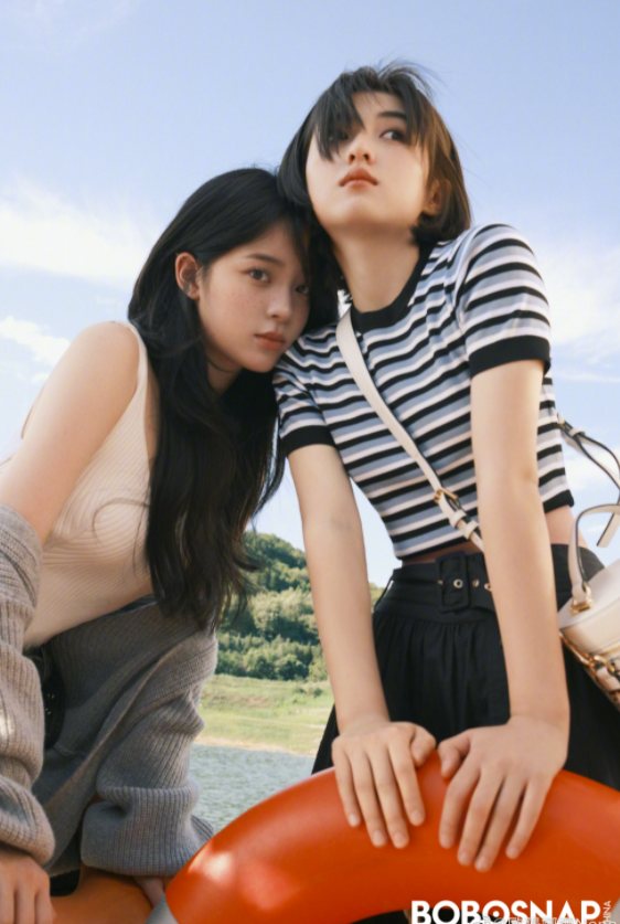 张子枫欧阳娜娜夏日大片曝光：娜天的枫很清新