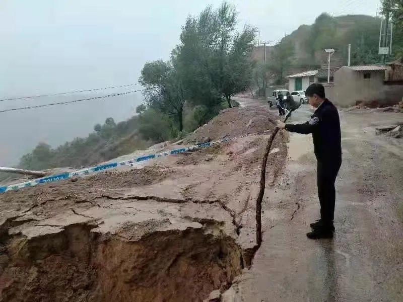 【图说警事】雨中,活跃着一抹警察蓝