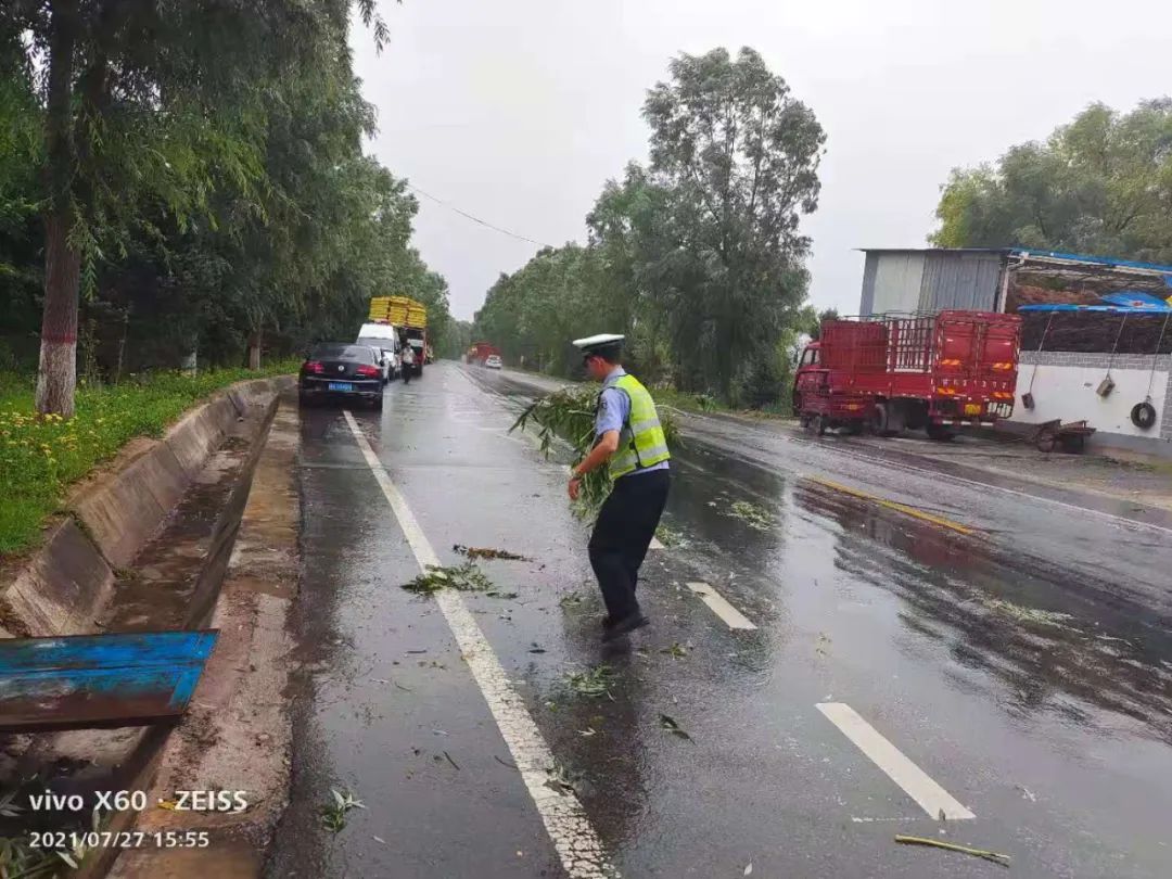 【图说警事】雨中，活跃着一抹警察蓝