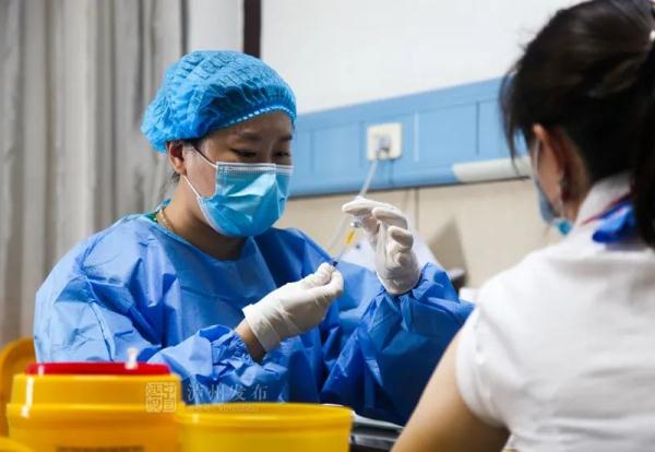 增设夜场、专车接送……泸州疫苗接种点的这些举措超暖心