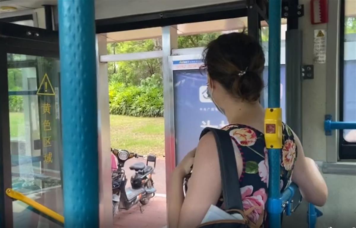 外籍女子坐公交不戴口罩还辱骂“中国人是垃圾”，厦门警方介入