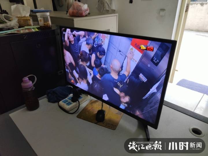 桐庐昨晚一电梯的人被困，有老有小还有孕妇，消防火速救援