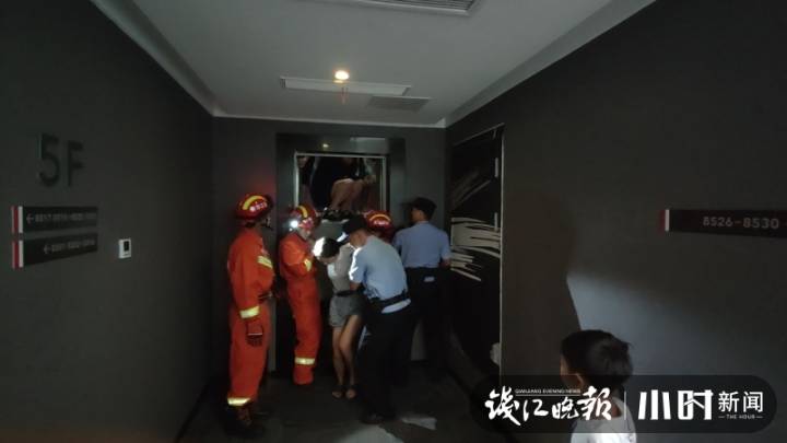 桐庐昨晚一电梯的人被困，有老有小还有孕妇，消防火速救援