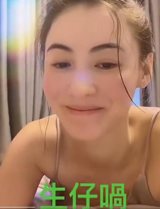 张柏芝趴床上亲吻11岁儿子，穿吊带睡衣险走光，母子互动太甜了