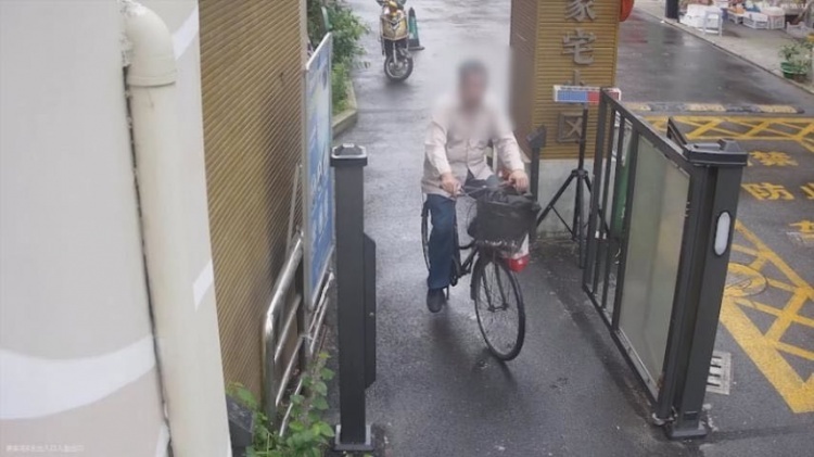 蟊贼贪“吃”偷快递 谁知偷了一把锁 还挺贵