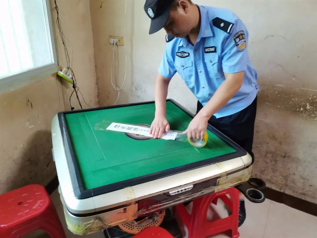 啥时候了还聚集打麻将？该地警方出手了