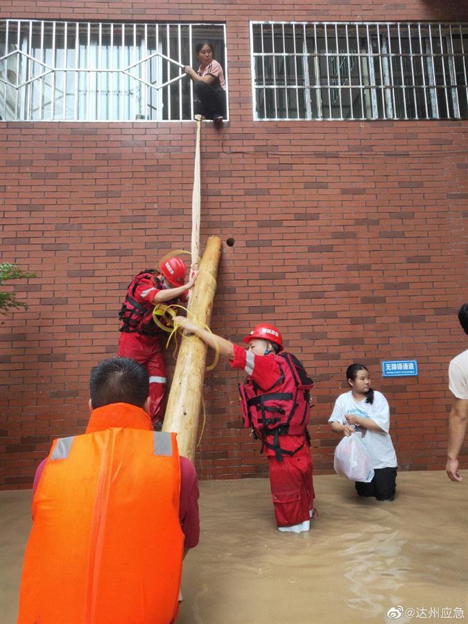特大暴雨侵袭四川达州，救援队员：部分乡镇积水深达两米