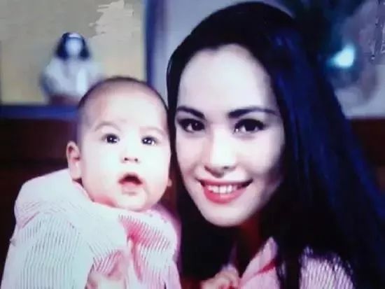 和张哲瀚合照的黛薇夫人究竟什么来头？