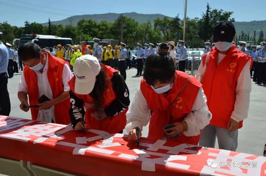 【强担当 除隐患 防事故 保安全】临夏州、市公安交警部门组织开展“摒弃交通陋习 安全文明出行”主题活动