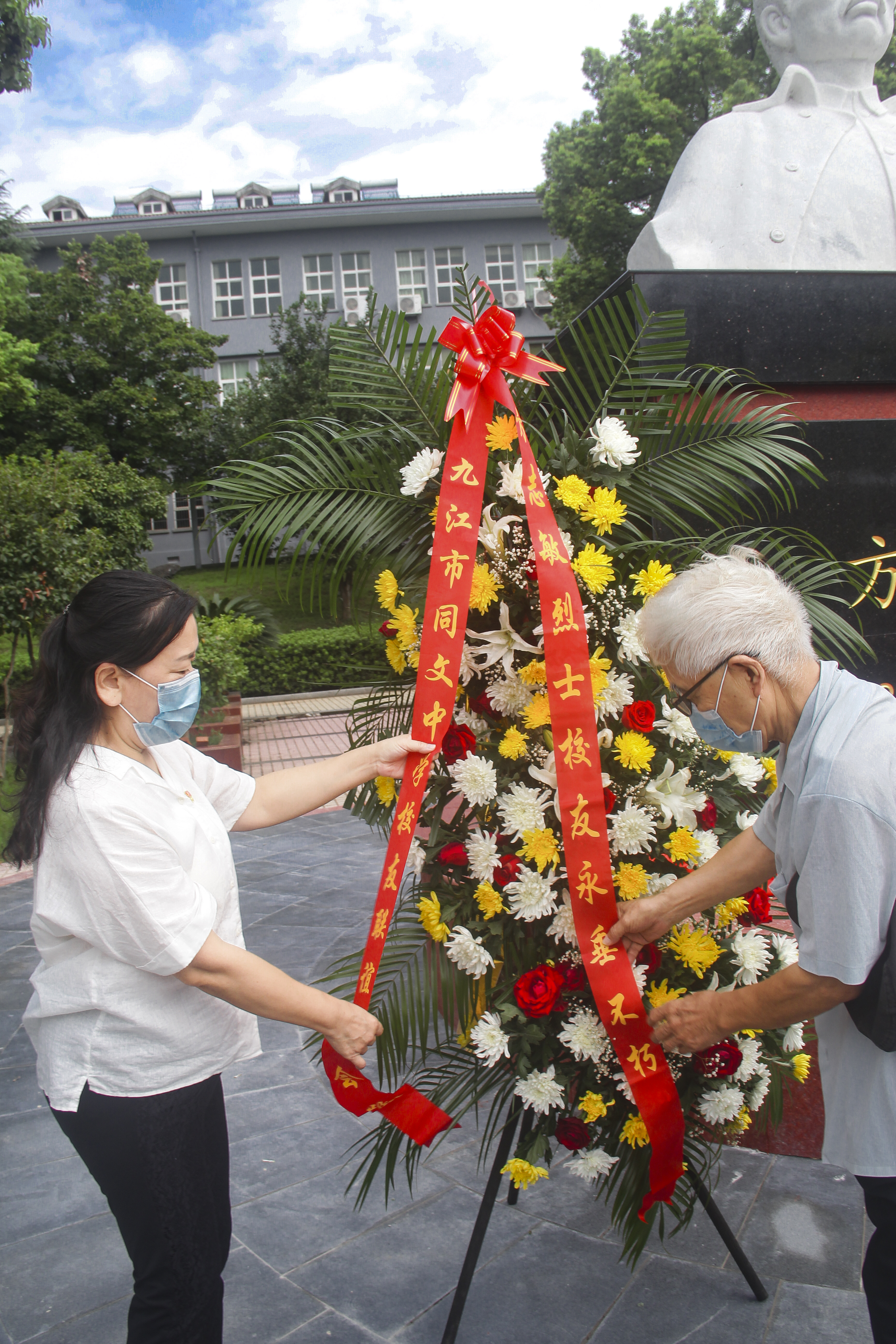 九江市同文中学隆重举行“方志敏塑像移位揭幕”暨“方志敏广场命名”大会