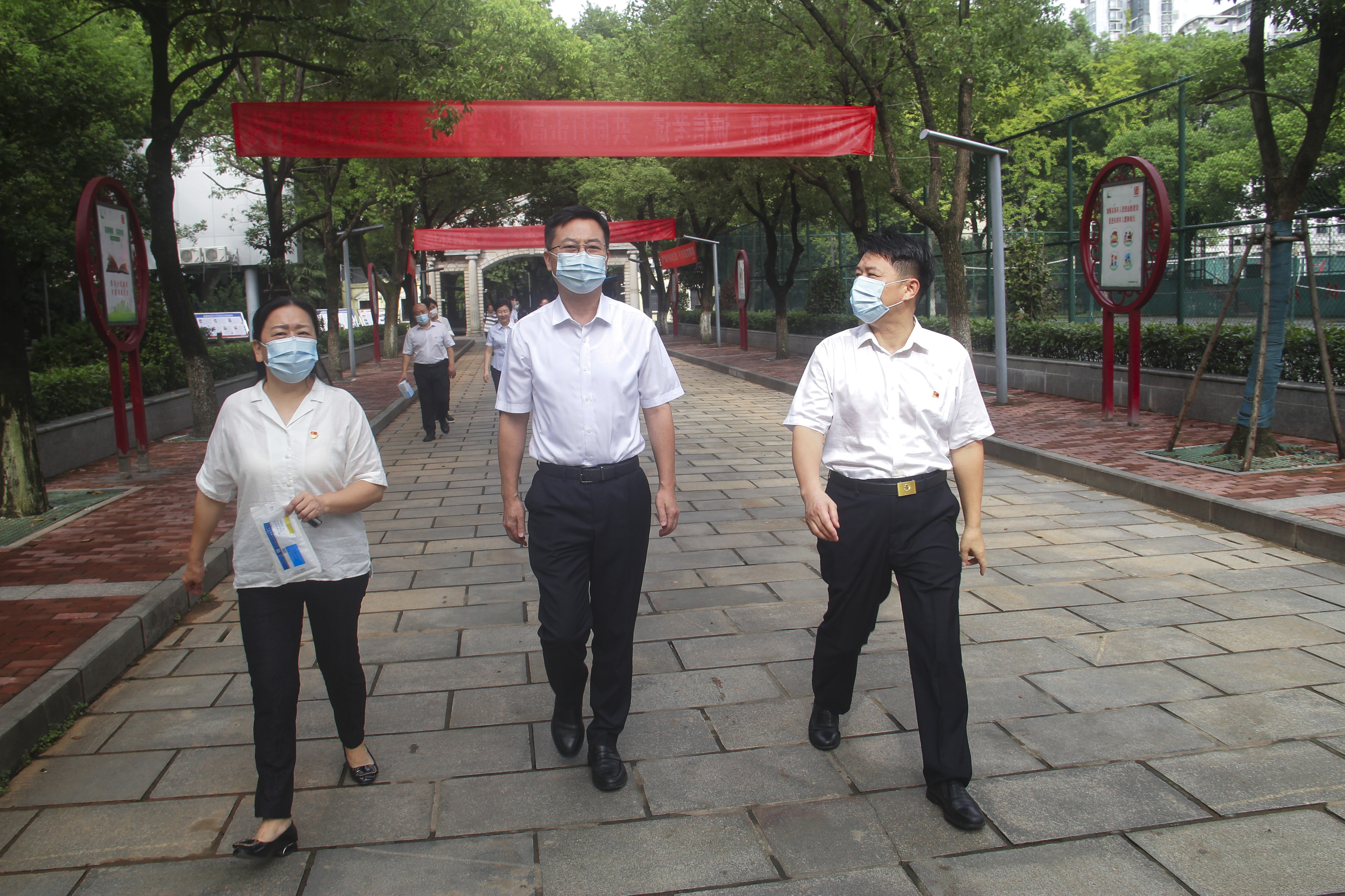 九江市同文中学隆重举行“方志敏塑像移位揭幕”暨“方志敏广场命名”大会