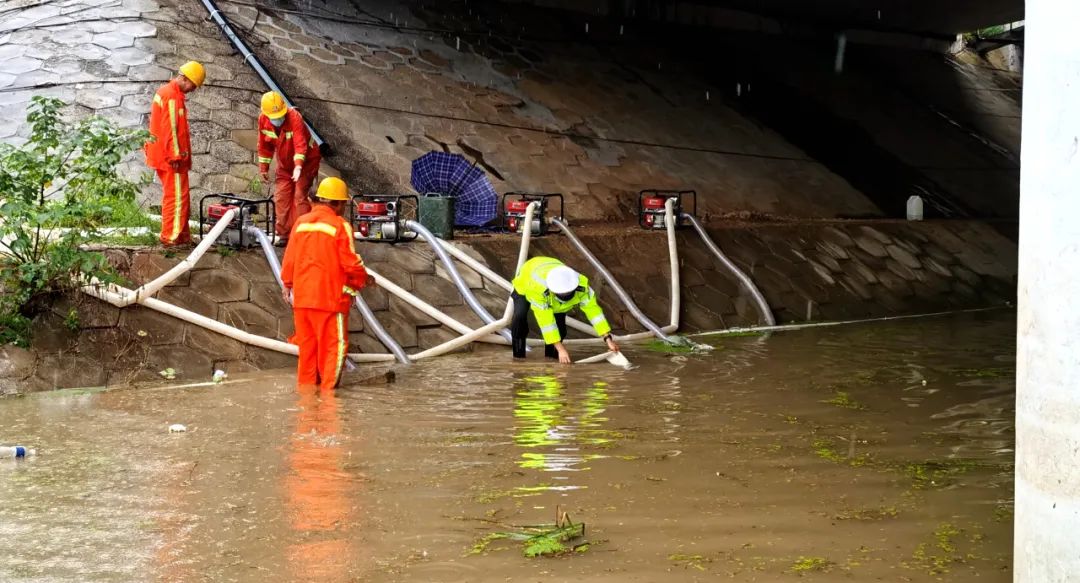 河南高速交警暴雨中昼夜坚守护航 全力守护群众平安