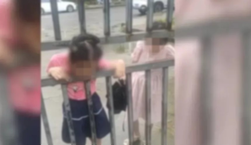 环卫工救下头卡铁门女孩，被网友吐槽“手放的