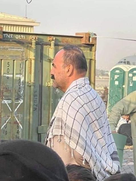 阿富汗前陆军参谋长被曝现身机场：穿便服，挤在难民中排队等飞机