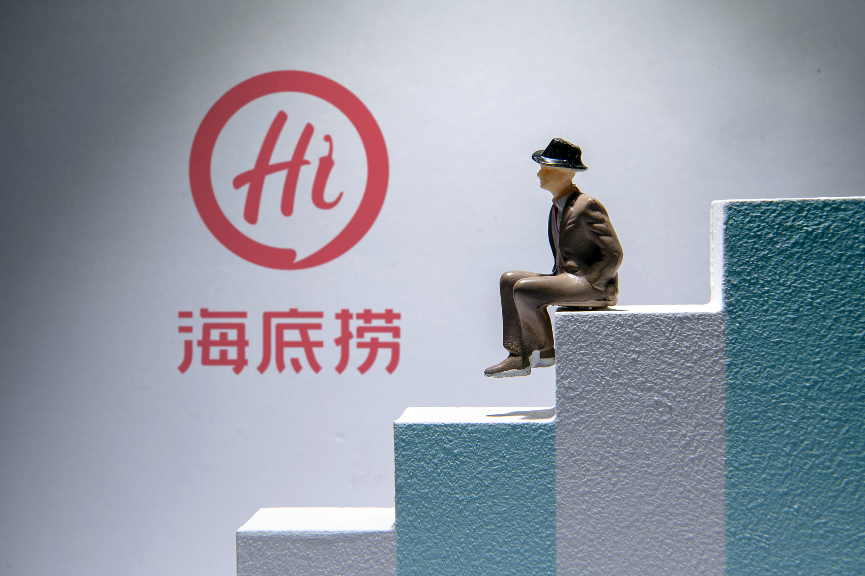 海底捞财报秘密：员工人均月收入8500元，公司帮员工“带娃”月花费近200万元