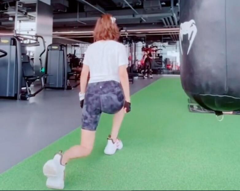 48岁牛莉录健身视频，素颜状态能打，细长双腿太优秀