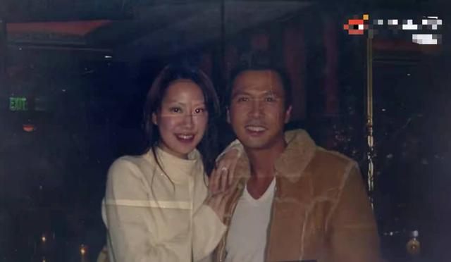 甄子丹与妻子庆结婚18周年，相识三月闪婚，恩爱至今惹人羡