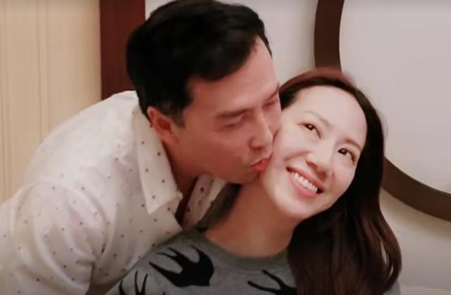 甄子丹与妻子庆结婚18周年，相识三月闪婚，恩爱至今惹人羡