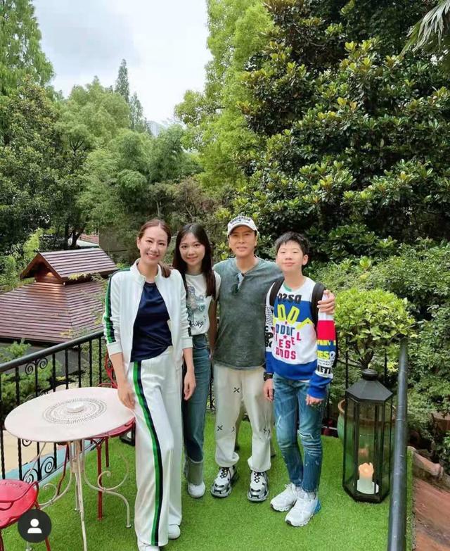 甄子丹与妻子庆结婚18周年，相识三月闪婚，恩爱至今惹人羡