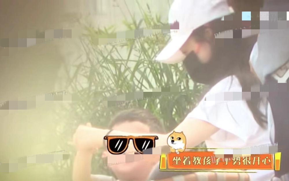 赵丽颖带儿子逛商场，2岁想想正面首曝光身高瞩目，母子互动超温馨