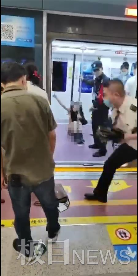 西安地铁保安女子原视频曝光！目击者讲述女子被地铁保安拖拽过程 西安地铁回应女子被保安拖下车后续最新进展