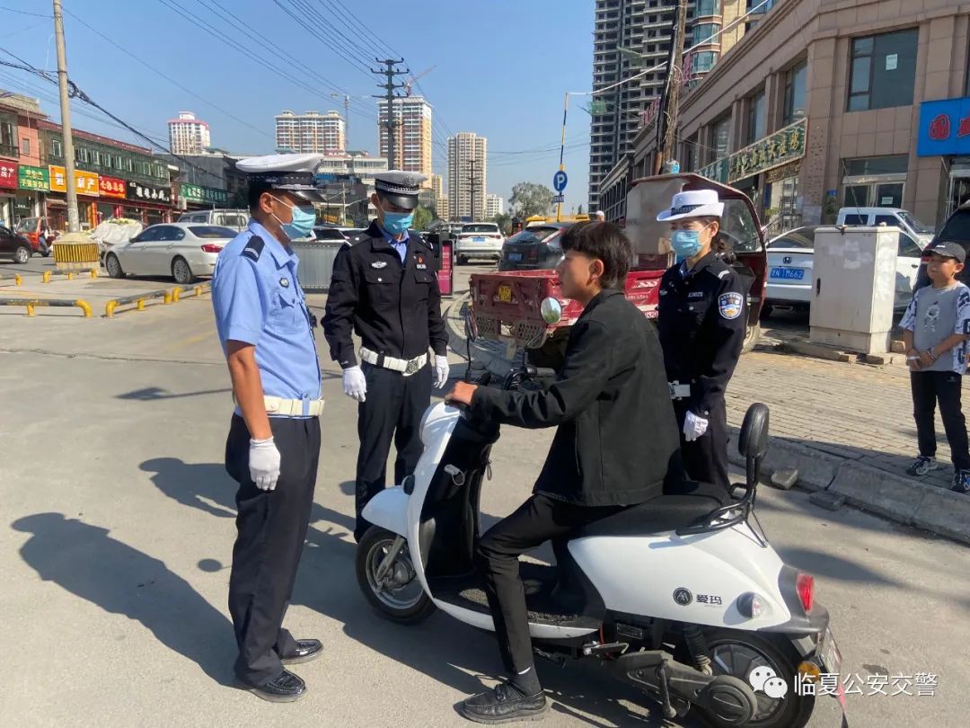 州公安局交警支队配合市公安局交警大队持续开展交通秩序整治工作