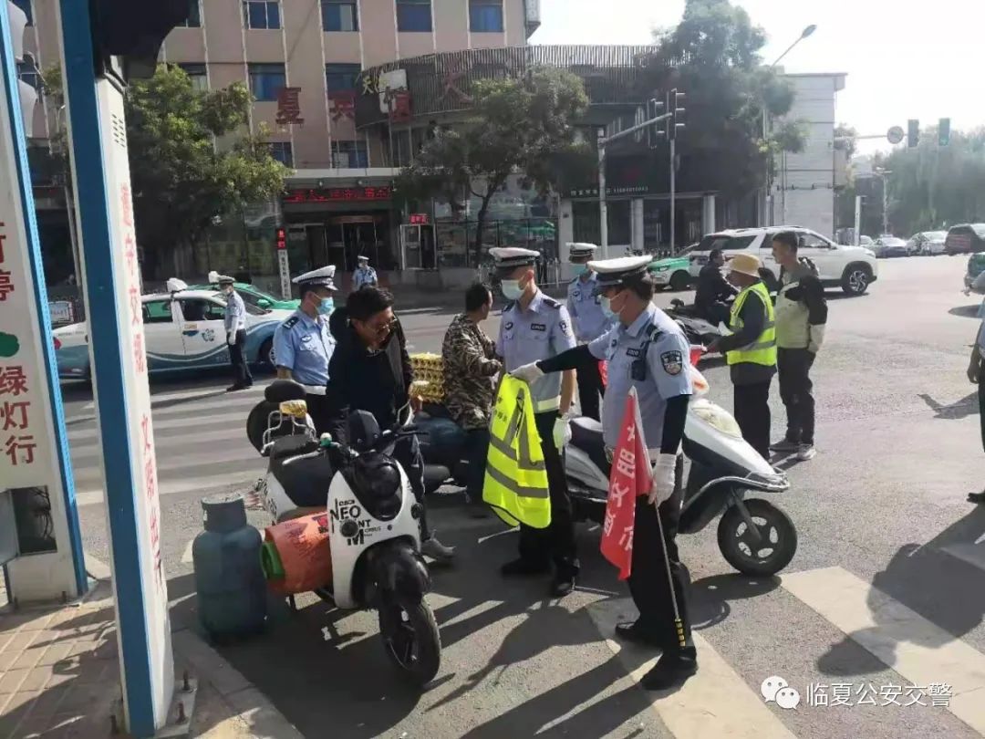 州公安局交警支队配合市公安局交警大队持续开展交通秩序整治工作
