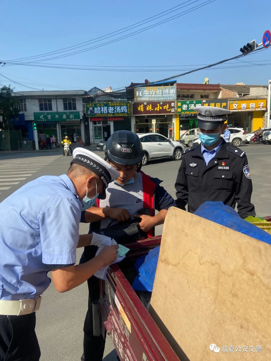 州公安局交警支队配合市公安局交警大队持续开展交通秩序整治工作