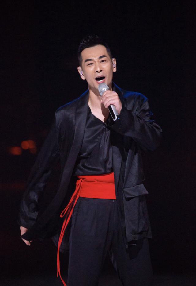 赵文卓晒10岁儿子新发型，脑袋剃哥哥字样和logo，为老爸硬核应援