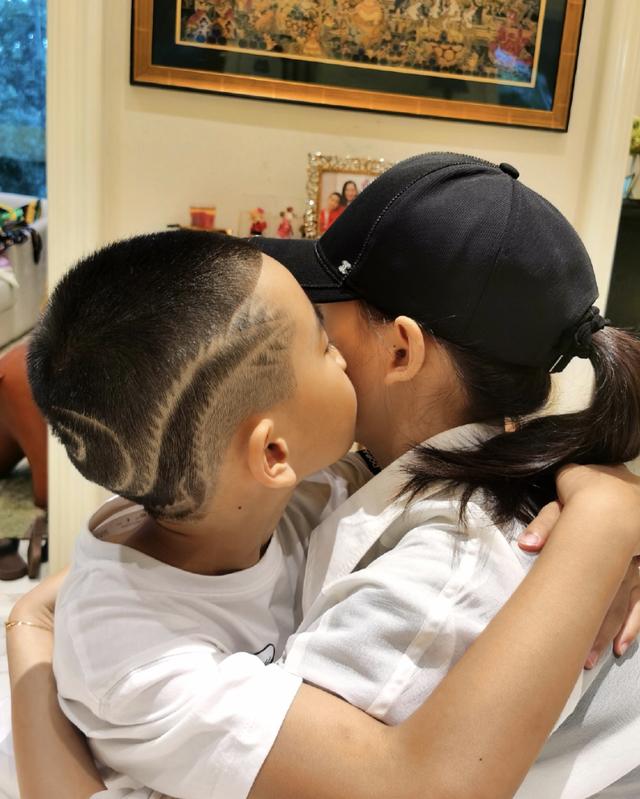 赵文卓晒10岁儿子新发型，脑袋剃哥哥字样和logo，为老爸硬核应援