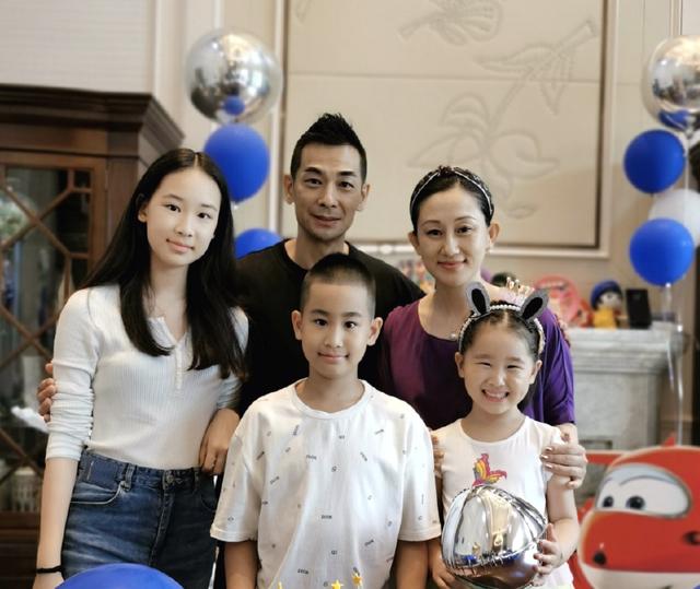 赵文卓晒10岁儿子新发型，脑袋剃哥哥字样和logo，为老爸硬核应援