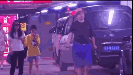 潘粤明黄磊挺啤酒肚失去下颌线，纵观同辈女演员，这反差太大了